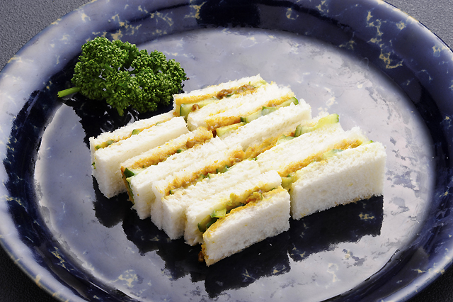 胡瓜とひしおのサンドイッチ