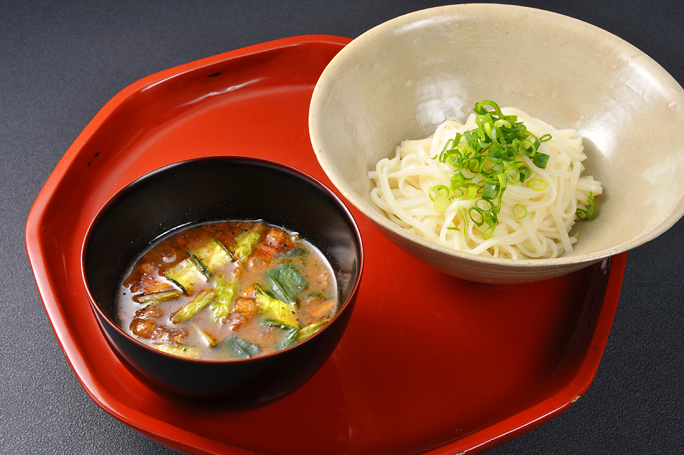 赤だしの味噌汁で食べるうどん