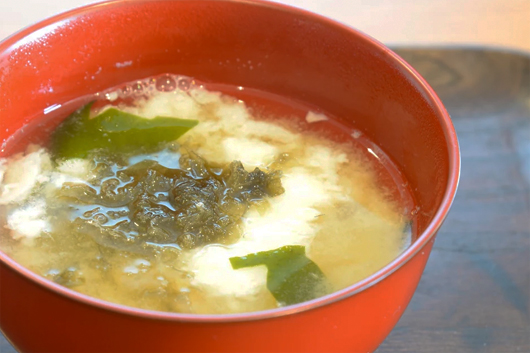 山芋とわかめの味噌汁