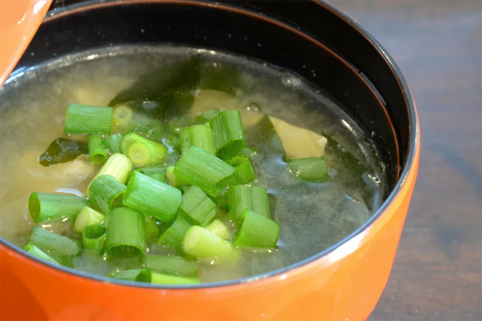 玉ネギとわかめ、油揚げの味噌汁