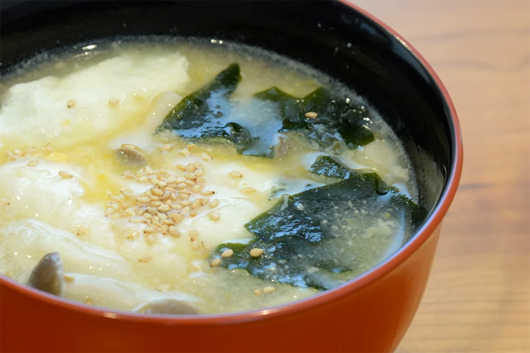 玉子としめじ、わかめの味噌汁