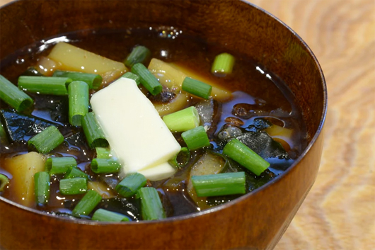 じゃがいもとわかめ、玉ネギの味噌汁