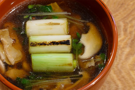 焼きネギと椎茸、油揚げの味噌汁