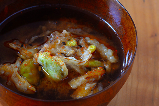 そら豆と玉ねぎとにんじんのかき揚げの味噌汁