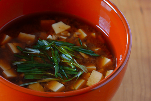 豆腐とひきわり納豆の味噌汁
