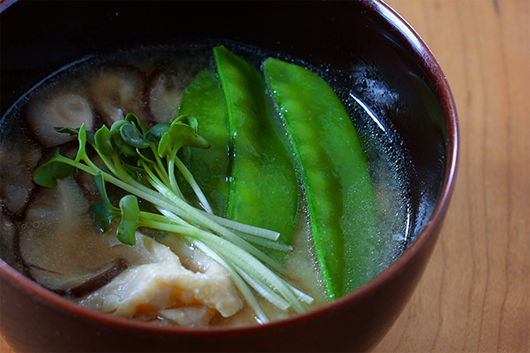 さやえんどうと湯波、しいたけの味噌汁