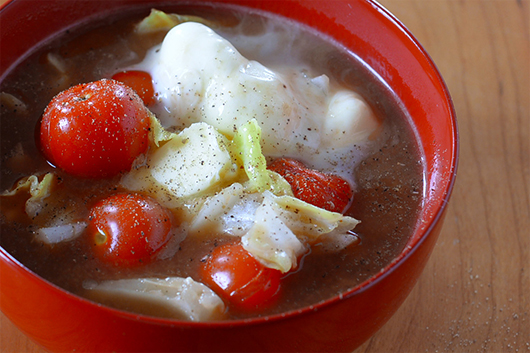キャベツとプチトマト、モッツアレラの味噌汁
