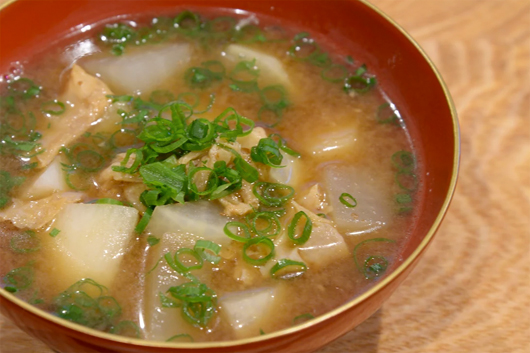 里芋と大根、油揚げの味噌汁