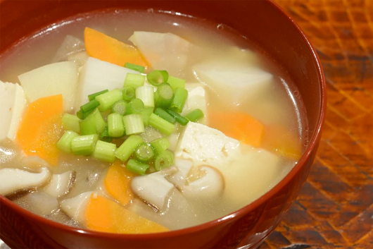 ごぼうと豆腐、大根、人参、里芋、こんにゃく、椎茸の味噌汁