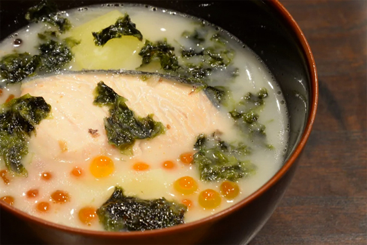 鮭といくら、じゃがいも、玉ネギ、酒粕の味噌汁