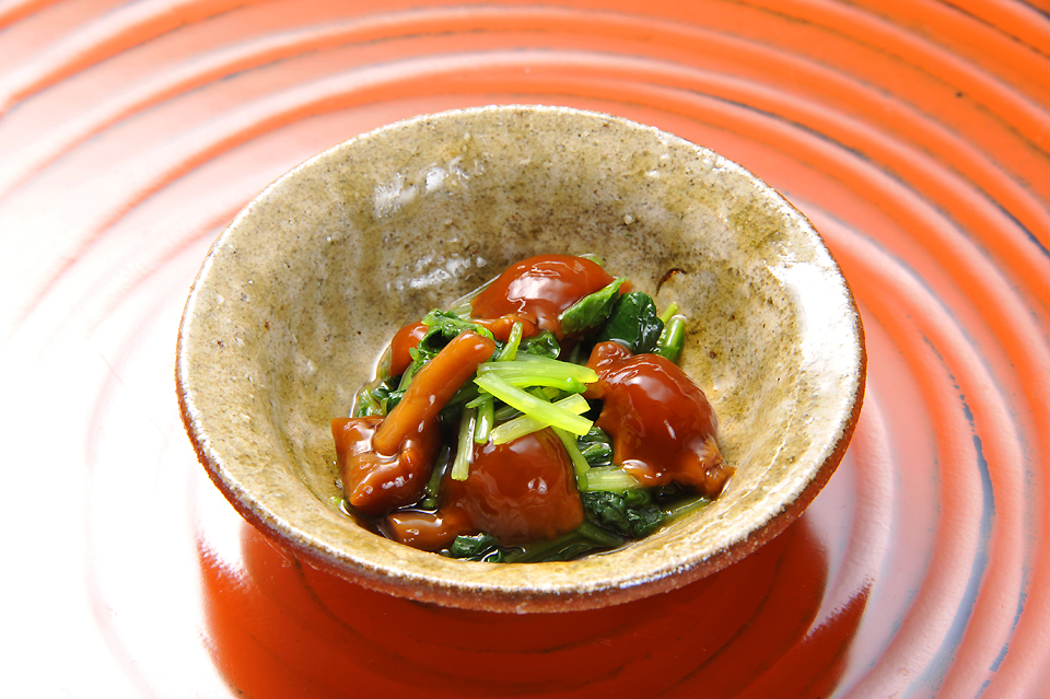 なめこのたまり炊の三つ葉和え