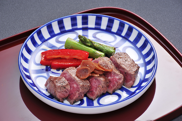 にんにくのたまり漬をステーキに乗せて