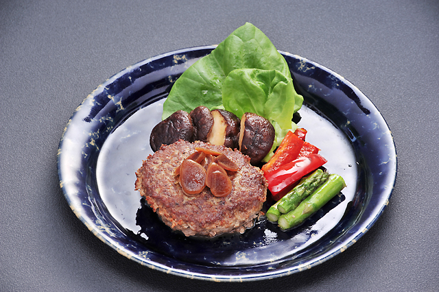 にんにくのたまり漬をハンバーグステーキに乗せて